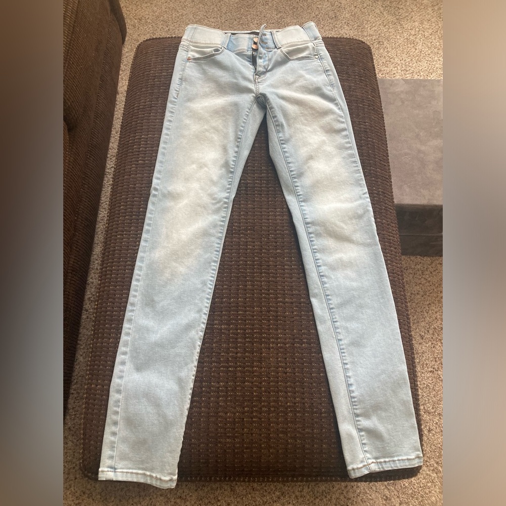 Light denim Apt 9 straight leg jeans, 4 long